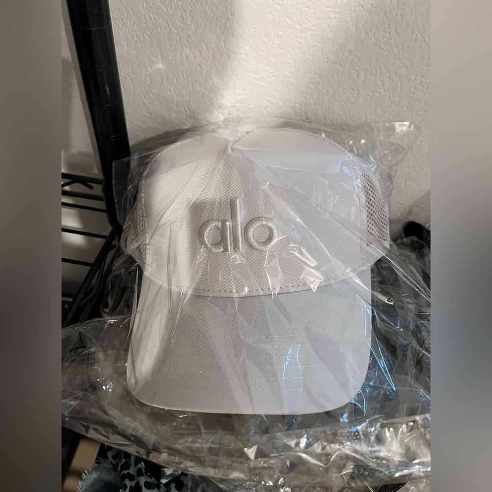 ALO Yoga District Trucker Hat, WHITE NWT - Picture 4 of 4